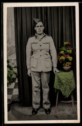 Foto-AK Britischer Infanterist in Uniform mit Feldmütze