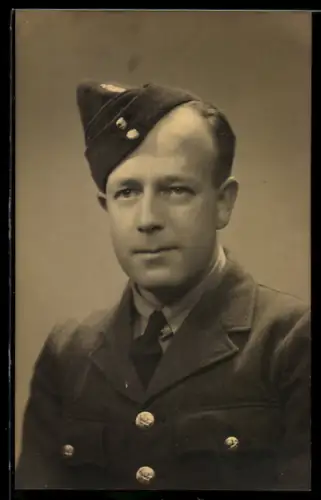 AK Britischer Soldat in Uniform mit Feldmütze