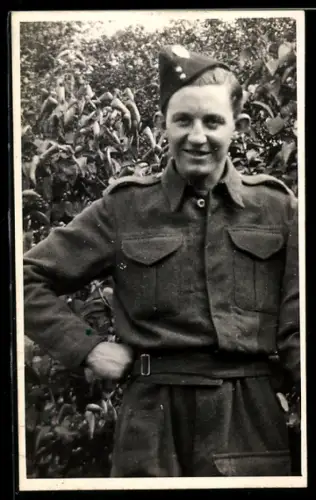 AK Britischer Soldat in Uniform mit Feldmütze mit Abzeichen