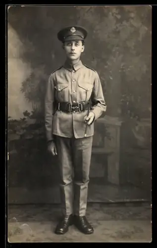 Foto-AK Britischer Soldat in Uniform mit Schirmmütze