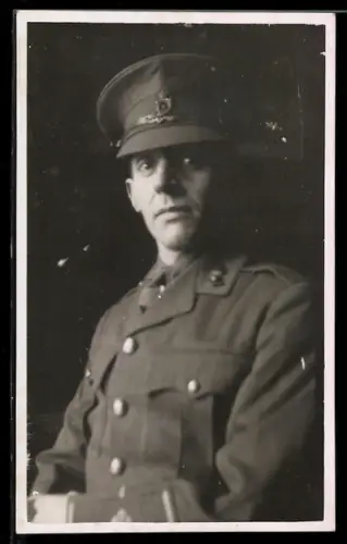 Foto-AK Britischer Soldat in Uniform mit Schirmmütze