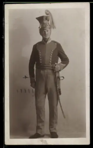 Foto-AK Britischer Kavallerist in Uniform mit Tschako und Säbel