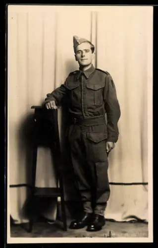 Foto-AK Britischer Soldat in Uniform mit Feldmütze
