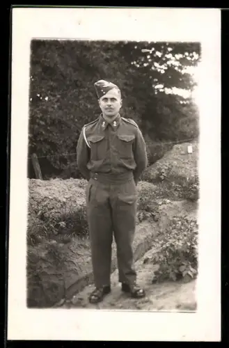 Foto-AK Britischer Soldat in Uniform mit Feldmütze mit Abzeichen