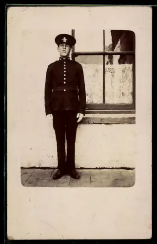 Foto-AK Britischer Soldat in Uniform mit Schirmmütze