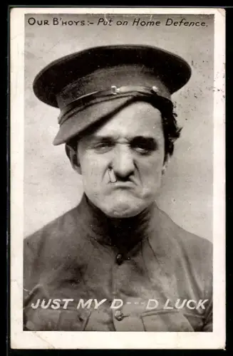 AK Britischer Soldat in Uniform mit Schirmmütze und Zigarette