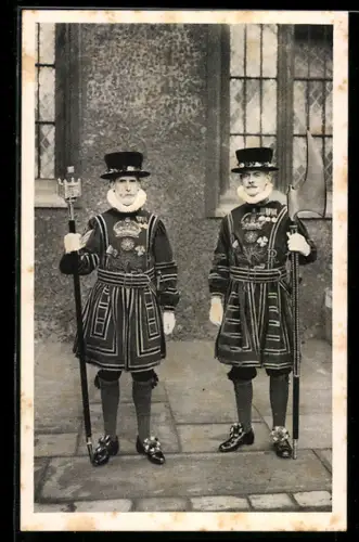 AK London, Tower of London, Head Warder and Yeoman Gaoler in State Dress