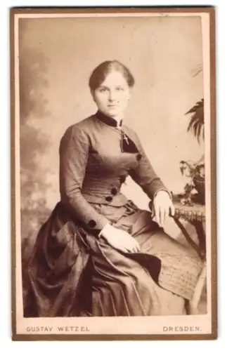 Fotografie Gustav Wetzel, Dresden, Prager Strasse 6, Junge Frau mit Kreuz an der Halskette