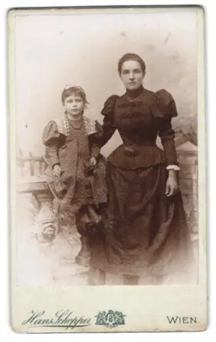 Fotografie Hanns Schopper, Wien, Rosasgasse 22, Dame mit Mädchen in eleganter Kleidung