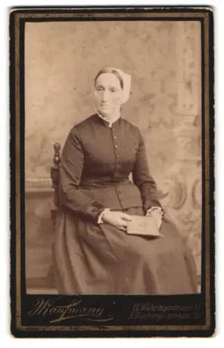 Fotografie J. Kaufmann, Wien, Mühringestrasse 15, Frau mit Buch