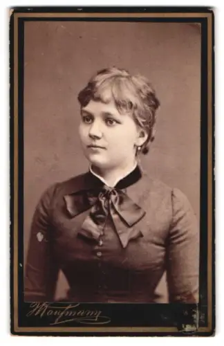 Fotografie J. Kaufmann, Wien, Mariahilferstrasse 45, Porträt einer jungen Frau