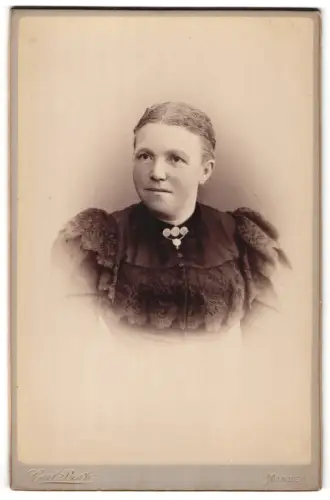 Fotografie Carl Beste, Minden, Bäckerstrasse 13, Portrait einer Dame in eleganter Kleidung