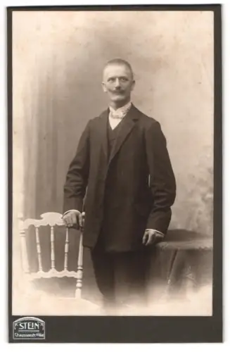 Fotografie Atelier Stein, Berlin, Chausseestr. 65/66, Porträt eines eleganten Herren