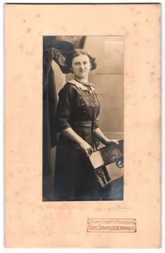 Fotografie Carl Spahn, Olbernhau i. S., Frau mit Stuhl