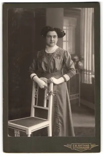 Fotografie E.W. Matthias, Seifhennersdorf, Elegante Dame mit Stuhl