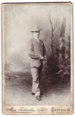 Fotografie Max Schmitz, Leipzig, Kronprinzenstr. 19, Eleganter Herr mit Spazierstock
