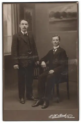 Fotografie P.H. Beck, Vejen, Zwei Männer in festlicher Kleidung