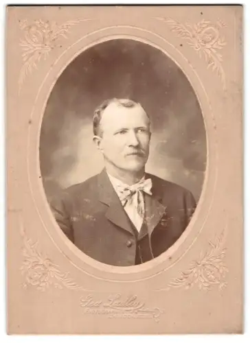 Fotografie Geo. Ladley, Chinook, Portrait eines Mannes mit Fliege