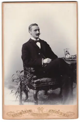 Fotografie Karl Wahl, Berlin, Gross-Görschenstr. 1, Eleganter Herr im Anzug