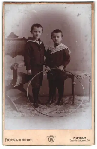 Fotografie Photograph Atelier H.M., Potsdam, Brandenburgerstr. 30, Zwei Jungen mit Reif