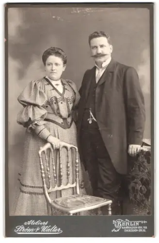 Fotografie Ström & Walter, Berlin, S.W. Blücher Str. 13, Elegantes Paar mit Stuhl