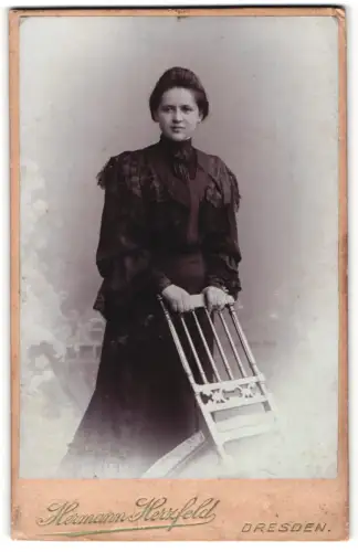Fotografie Hermann Herzfeld, Dresden, Altmarkt, Dame mit Stuhl in dunklem Kleid