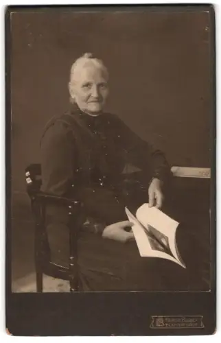Fotografie Friedr. Baasch, Eckernförde, Ältere Dame mit Buch