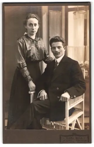 Fotografie Karl Will, Dessau, Cavalierstrasse 40, Paar in eleganter Pose
