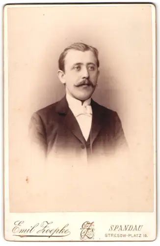 Fotografie Emil Zoepke, Spandau, Stresow-Platz 16, Porträt eines Herren