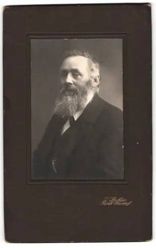 Fotografie J. Hotter, Markt Oberdorf, Porträt eines älteren Mannes mit Bart