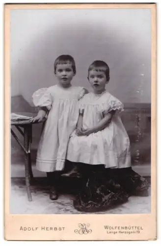 Fotografie Adolf Herbst, Wolfenbüttel, Lange Herzogstr. 19, Zwei Kinder in weissen Kleidern