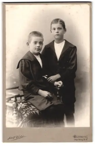 Fotografie Adolf Herbst, Wolfenbüttel, Lange Herzog Strasse 19, Zwei Jungen in Matrosenanzügen