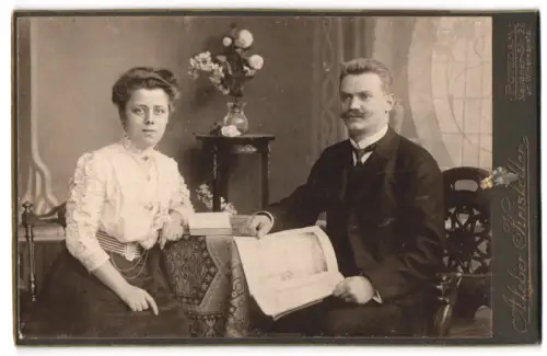 Fotografie Atelier Kristkeller, Potsdam, Nauenerstr. 27, Paar am Tisch mit Buch