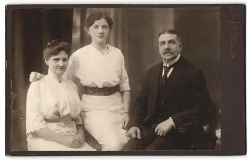 Fotografie Gebrüder Schulze, Osnabrück, Grosse Str. 19, Porträt einer Familie