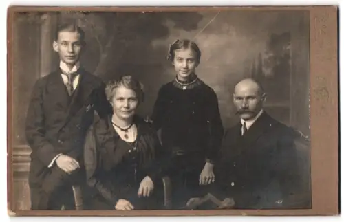 Fotografie William Roth, Berlin, Skalitzerstr. 54c, Familienporträt mit vier Personen