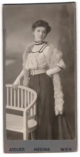 Fotografie Atelier Medina, Wien, Hauptstrasse 95, Elegante Dame mit Federboa