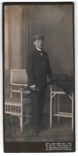 Fotografie Otto Weirich, Eisenach, Neue Strasse 2, Junge in Anzug mit Mütze