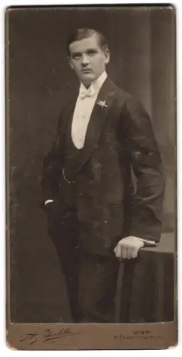Fotografie A. Schalita, Wien, Favoritenstr. 112, Eleganter Herr im Anzug