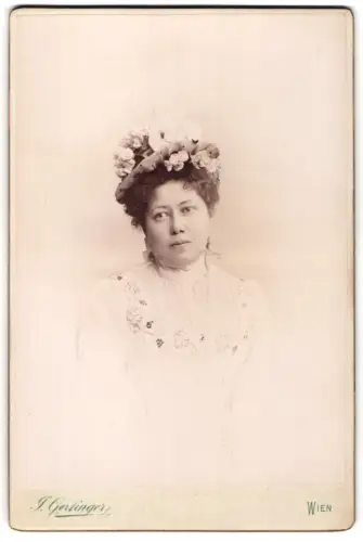Fotografie J. Gerstinger, Wien, Margarethenstr. 28, Porträt einer Frau mit Blumenhut
