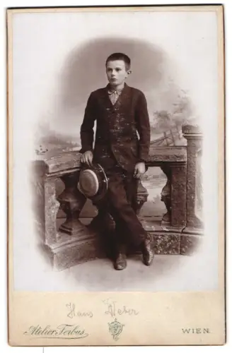 Fotografie Atelier Ferbus, Wien, Ottakringerstrasse 126, Hans Weber als Junge in Anzug mit Strohhut