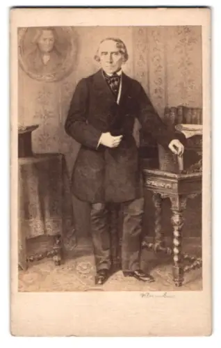 Fotografie unbekannter Fotograf und Ort, Porträt Giacomo Meyerbeer in einem stilvollen Raum 1865