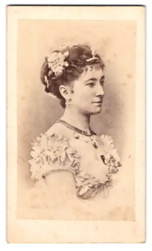 Fotografie unbekannter Fotograf und Ort, Schauspielerin Charlotte Wolter im eleganten Kleid mit Blumen im Haar