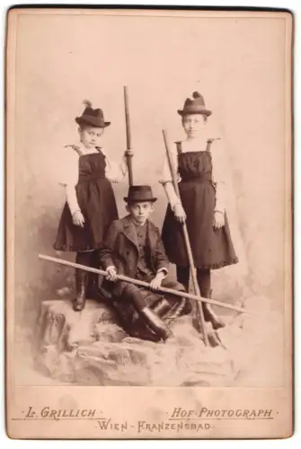 Fotografie L. Grillich, Wien-Franzensbad, Hauptstrasse 17, Kinder in Trachten mit Hüten und Stöcken 1892