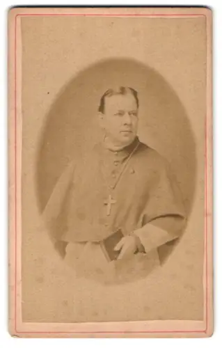 Fotografie unbekannter Fotograf und Ort, Wilhelm von Reiser mit Buch, Bischof von Rottenburg /Neckar