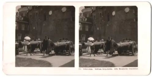 Stereo-Fotografie NPG, Berlin-Steglitz, Ansicht Mariefred, Alte russische Geschütze vor dem Schloss Gripsholm