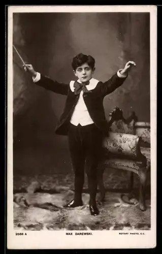 AK Max Darewski, Portrait in Dirigierpose mit Taktstock