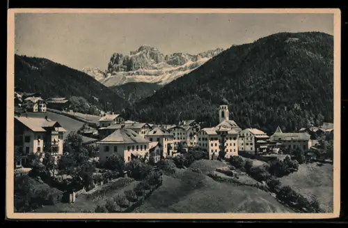 AK Nova Levante, Vista panoramica del villaggio con montagne sullo sfondo