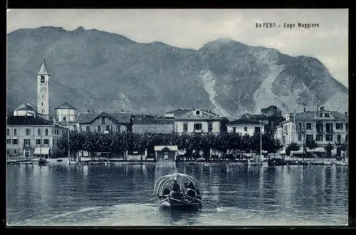 AK Baveno /Lago Maggiore, Vista sul paese con barca tradizionale sul lago
