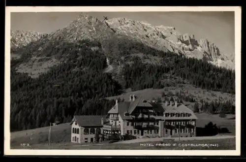 AK Passo di Costalunga, Hotel con montagna sullo sfondo