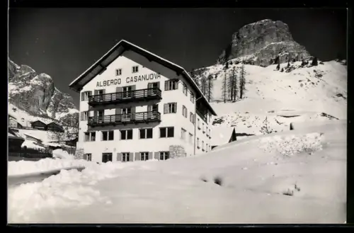 AK Colfosco, Albergo Casanova in inverno con montagne innevate sullo sfondo